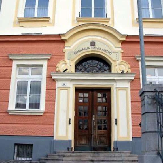 Pročelje gimnazije